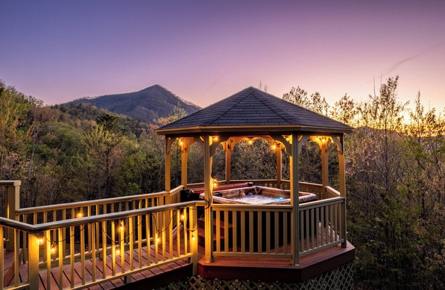 Smokies Lakeside Retreat! Mountain Views! Private Lake! Game room!