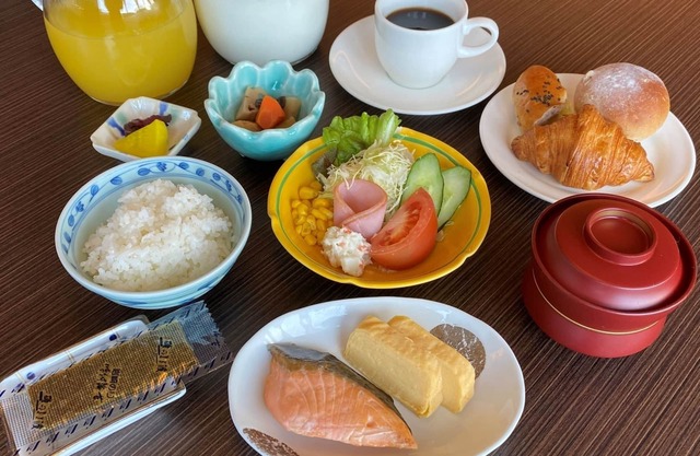 Smoking twin roomFree parkingSpacious 27 square metersBreakfast included/Okayama Okayama