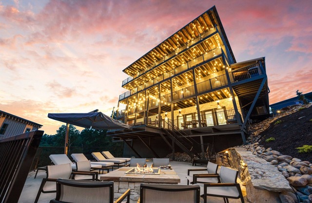 Smoky Mtn Ultra Luxury Cabin, Pool Table, 8Bsleeps26, Waterpark, IndoorPool, PS5