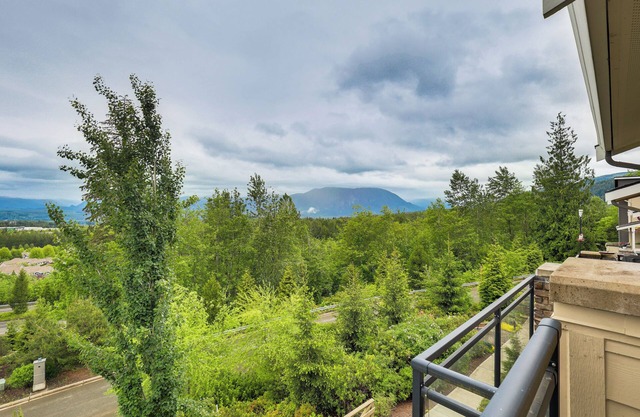 Snoqualmie Townhome w/Balcony & Mountain Views!