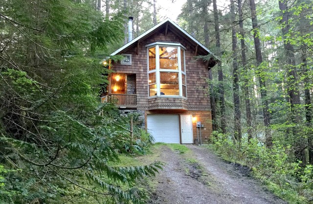 Snowline Cabin #25 A Country-style pet Friendly Cabin With hot tub and Wifi!