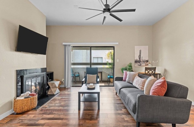 Snug 2BR Condo w/Pool, Patio, W/D near Old Town