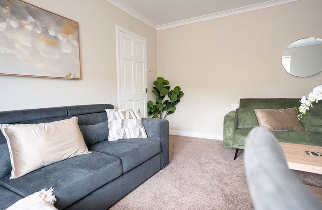 Snug Modern Home in Falkirk