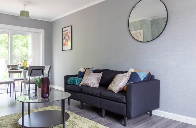 Snug Modern Home in Glasgow