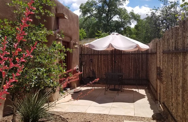 So Close! Perfect Southwest Casita 3 Blocks Plaza, 2 to O'Keeffe - Casita Ristra