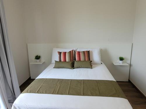 Sobrado com garagem e churrasqueira