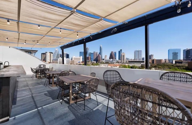 SoCo Dream Stay - Rooftop, Pool, Gym, Central Loc