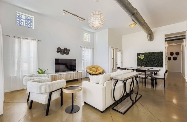 SoCo Retreat | Escape for 6 | EV Charger Available