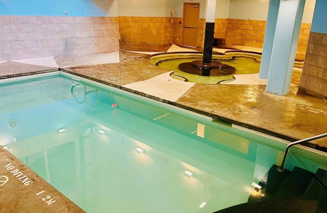 Solara Luxury King & Queen beds, 2 bathrooms, Pool/Hot Tub, Parking