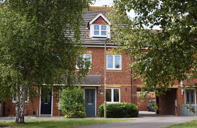 Solent Stay – 3-Bed Townhouse in Lee-on-the-Solent | Ideal for Work or Family Trips