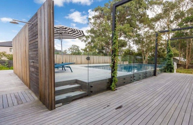Somers beach house, walk across the road to the beach, huge pool, general storen