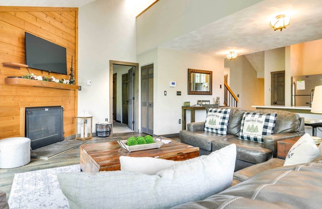 Somerset Townhome w/Deck < 2 Mi to Ski Lift!