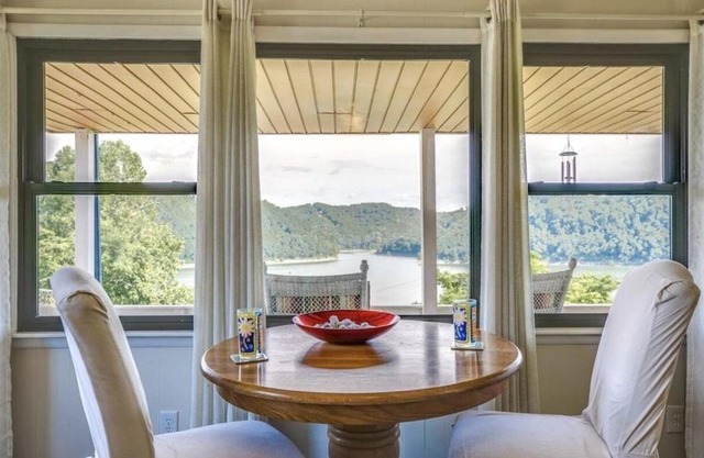 Songbird Manor (Panoramic Lake Views)