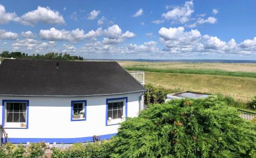 Sonniges Strandhaus am Haff mit Wasserblick für 2-4 Personen