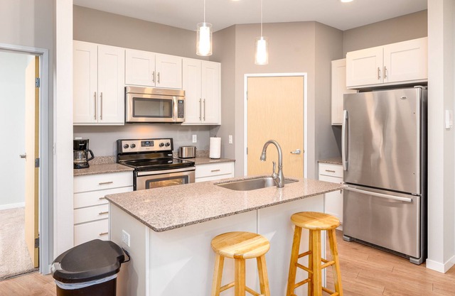 Sonoma Lofts Luxury Apartment - Minutes from the Ralph Engl