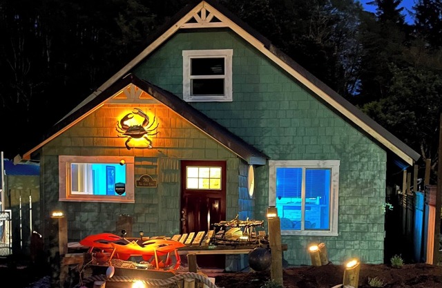 Soothing Crab themed 3-bedroom home with WiFi and a hot tub in Winchester Bay.