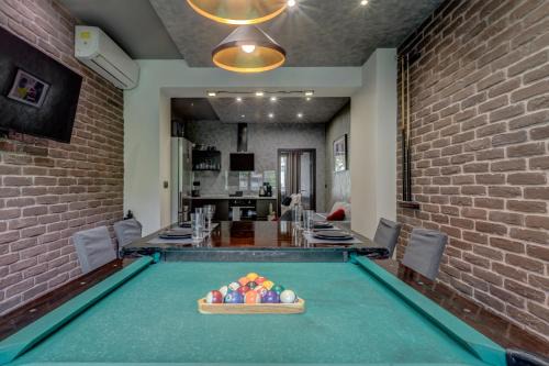 Sophisticated 2BDRM 2BATH and Billiard