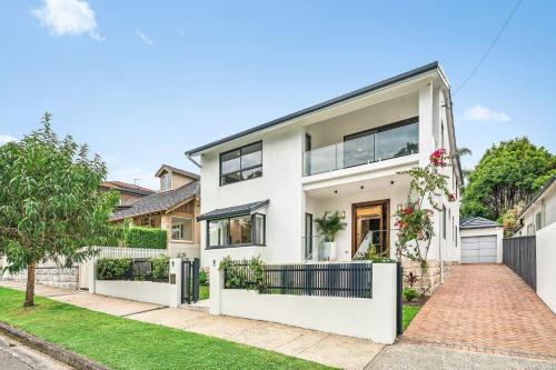 Sophisticated Family Retreat with Harbour Views in Prime Vaucluse