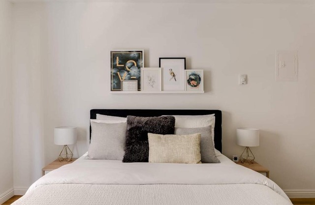 Sophisticated Long Beach Suite with Patio Dining and Parking NRP21-00185