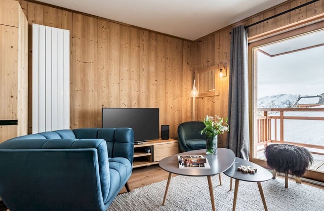 SORBUS- Contemporary Apartment in Luxury Residence