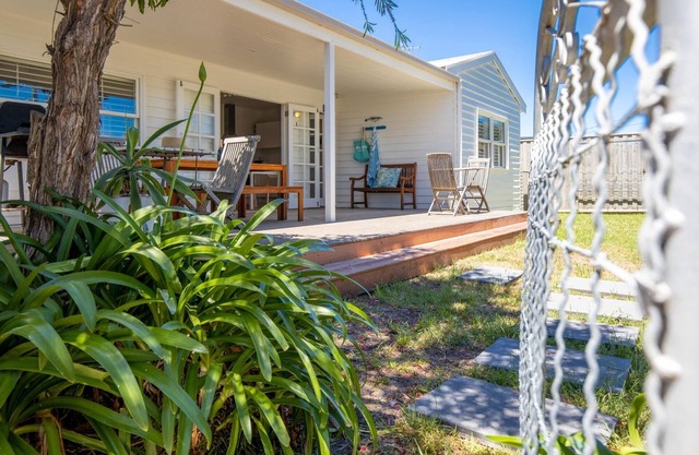 Sorrento Beach Cottages #1 - 1 NIGHT FREE!* - Gorgeous beach cottage, 2 min walk to Sorrento village