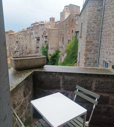 Sospesi nel borgo