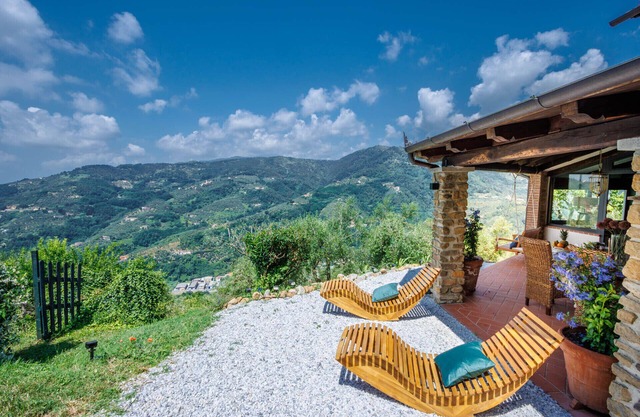 Sospirata Farmhouse, luxury 2 bedrooms villa with Amazing Views on the Rolling Hills of Pescia