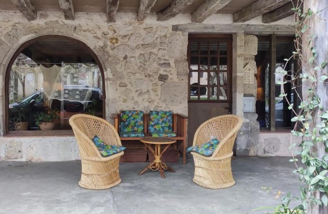 Sous les arcades de Fourcès-Jolie maison médiévale