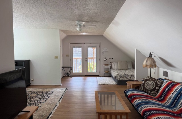 South 6th bungalow walkable to ACL, Zilker, downtown and south congress