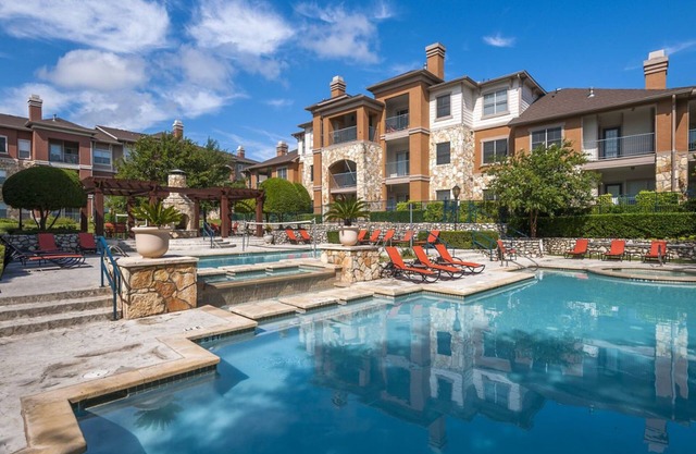 South Congress Austin Modern 2BR with Pool/Hot Tub, Convenient to Nightlife