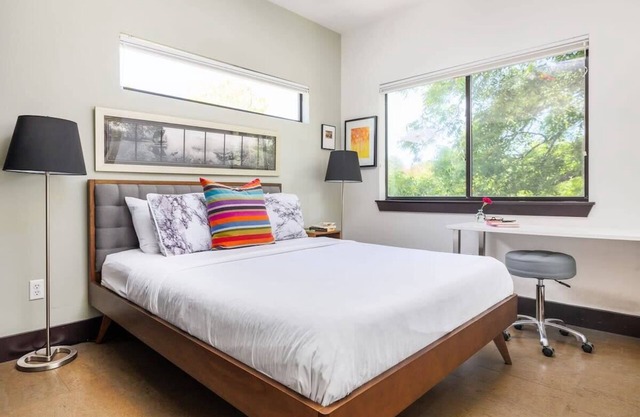 South Congress, Free Parking - The Oxford - Portoro