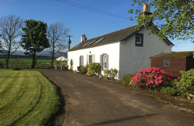 South Doll Farm Cottage - a cottage that sleeps 7 guests in 4 bedrooms