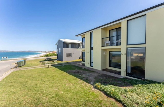 South Seas 5- Absolute Beachfront, Wifi, Views