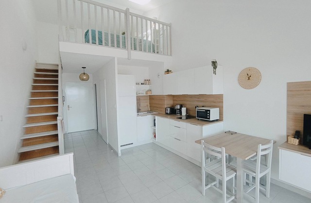 SOUTH very nice T2 duplex splendid sea view 2 min walk from the beach WIFI air conditioning