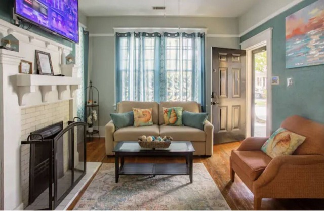 Southern Charm Cottage, Central Locale!!
