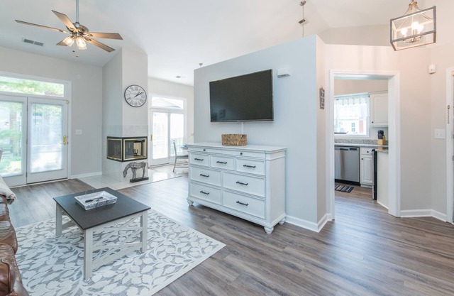 Southern Charm- Spacious Townhome Close to UK