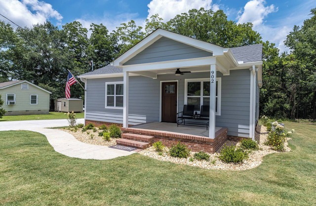 Southern Comfort Bungalow- Cozy & Close to Downtown Columbus, 7 Miles to Airport