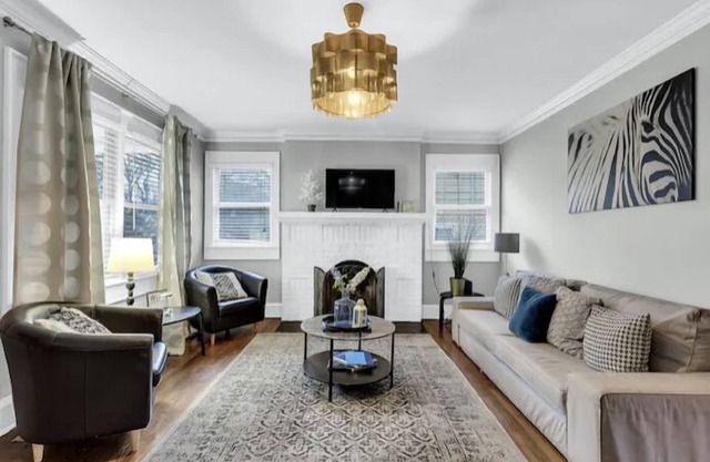 Southern Comfort Bungalow 15 Mins to Downtown+ Parking