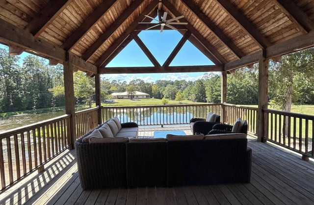 Southern Pines Estate, 9 bedrooms, pool, hot tub, stocked pond near Lake Conroe