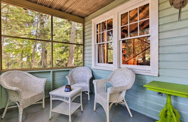 Southold Cottage with Patio and Grill - Walk to Beach!