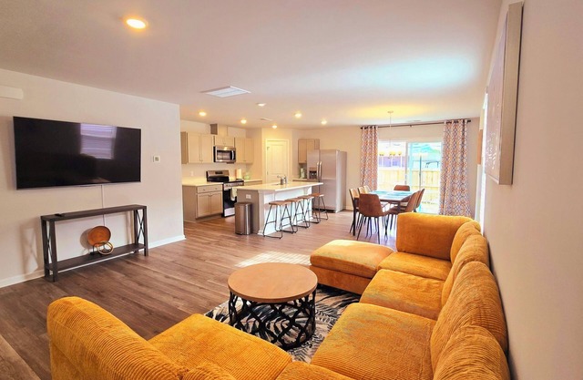 Southport Retreat! Beautiful 3 BR house! Family-oriented and pet-friendly!