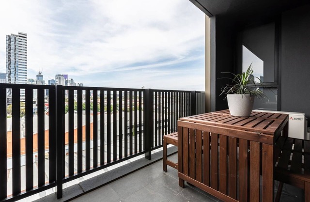 Southside Contemporary Balcony Stay w City Views