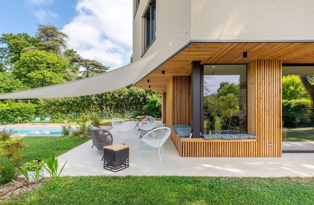 Souvenirs, architect's house with pool and garden