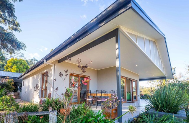 Sovereign Hill Country Villa - Stylish villa with scenic valley views