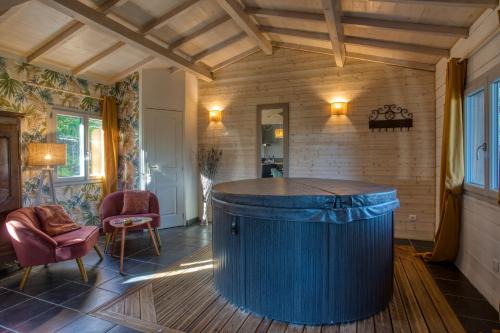 spa privatif intérieur du lodge -la truffe- le bois de la pause-