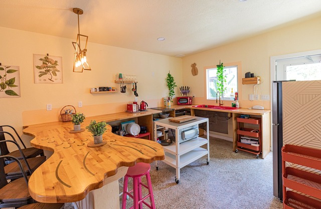 Space-themed cottage, 1 min. to beach; mid-term stays welcome