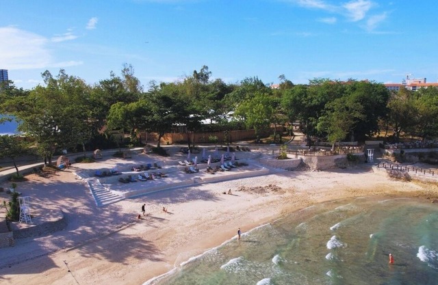 Space to Relax with access to Mactan Newtown Private Beach, Lapu-Lapu City, Cebu