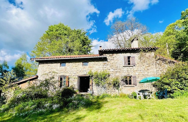 Spacieuse maison en pierre de taille nichée à la lisière de la forêt!