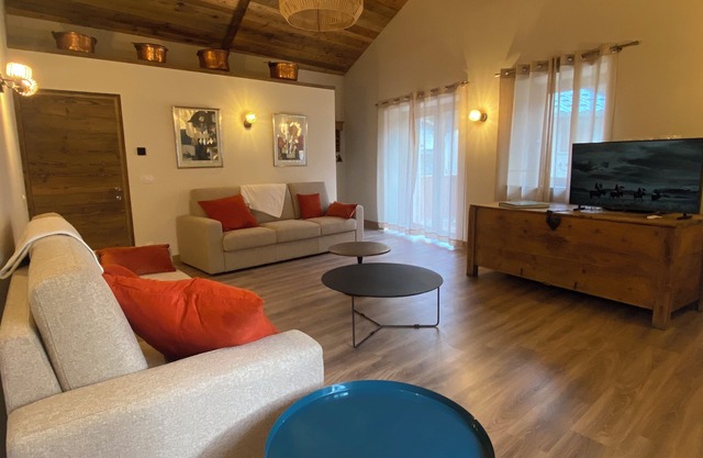 Spacieux Chalet de Standing Dans Village au Calme, Wifi