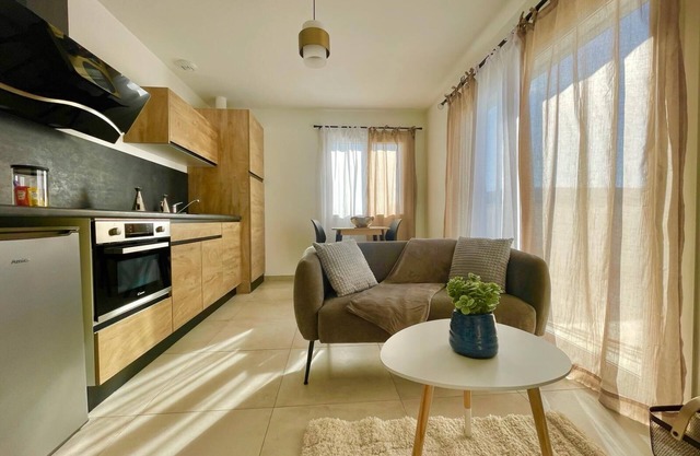 Spacieux Studio Avec Espace Chambre Séparé et Grande Terrasse